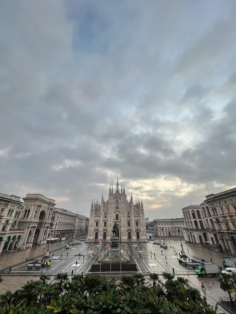 Dom auf dem Platz vor dem Hintergrund eines stürmisch bewölkten Himmels Mailand Italien