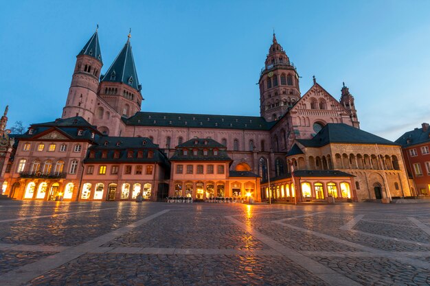 Dom kathedral viejo en la ciudad de Mainz, Alemania en la noche