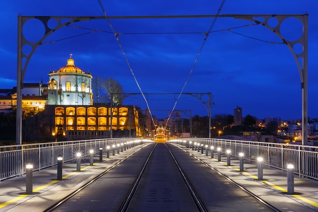 Dom Luis I Brücke in Porto in der Nacht, Portugal.