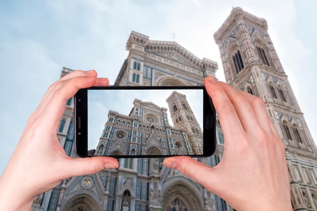 Dom Santa Maria Del Fiore im Piazzale Michelangelo in Florenz, Toskana, Italien. Tourist macht ein Foto