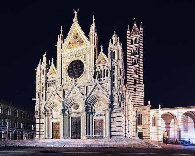 Dom von Siena, Toskana, Italien. Nachts beleuchtet