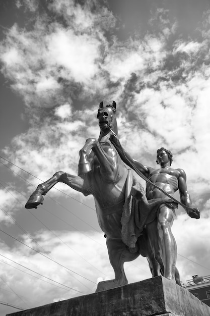 Domadores de cavalos (1851) por Peter Klodt na ponte Anichkov em São Petersburgo, Rússia. Imagem em preto e branco