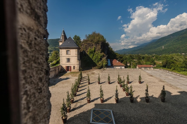 Domaine de Vizille domina el patio y los Alpes