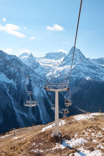 Dombay, Alpen, Sessellift, Skilift, erster Schnee in den Bergen, Sonne und gutes Wetter, Winterskisaison