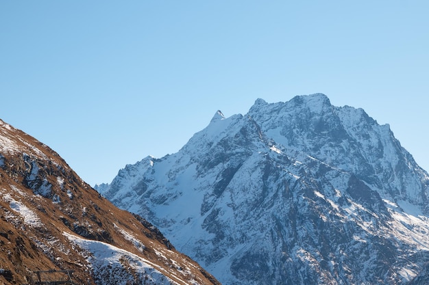 Dombay, Alpen, verschneite Pisten, der erste Schnee in den Bergen, Sonne und gutes Wetter, Winterskisaison