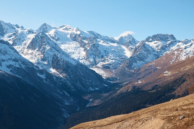 Dombay, alpes, encostas cobertas de neve, a primeira neve nas montanhas, sol e bom tempo, temporada de esqui de inverno