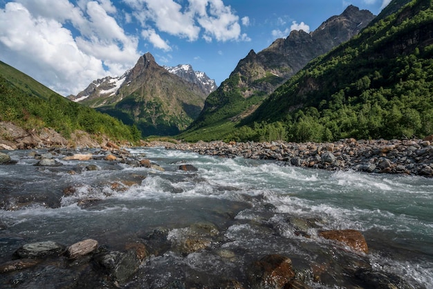 Dombay Ulgen River no norte do Cáucaso num dia de verão Dombay Karachay Cherkessia Rússia