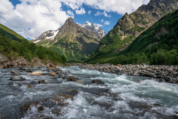 Dombay Ulgen River no norte do Cáucaso perto da aldeia de Dombay Karachay Cherkessia Rússia