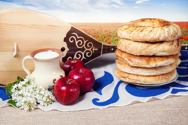 Foto dombra e comida cazaque