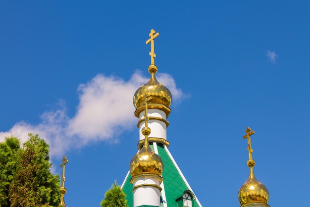 Domes Igreja Ortodoxa Cristã Russa com cúpulas e uma cruz contra o céu