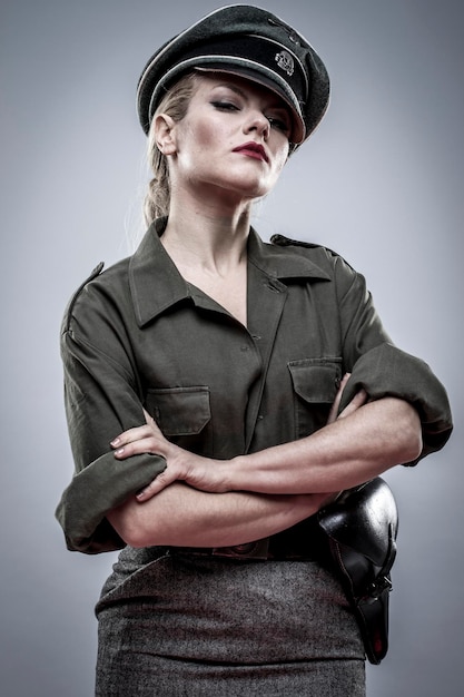 Dominatrix, deutscher Offizier im Zweiten Weltkrieg, Reenactment, Soldat schöne Frau