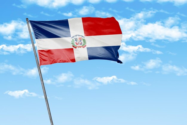 dominican_republic bandeira 3D acenando em um céu azul com imagem de fundo de nuvem