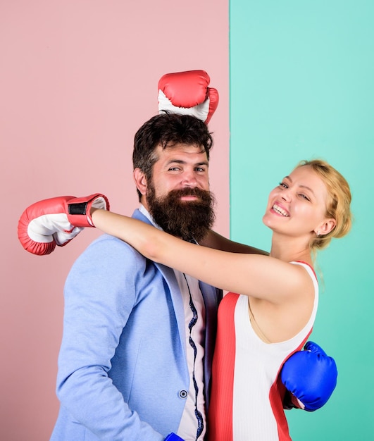 Dominierende Probleme im Beziehungssport Familienpaar Boxhandschuhe Knockout Punching Wer Recht hat, gewinnt den Kampf Stärke und Macht bärtiger Mann Hipster kämpft mit Frau