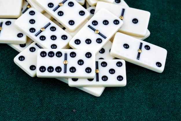 Dominó caindo. Efeito dominó. O jogo de dominó.