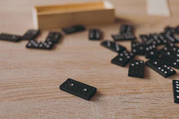 Dominó en una caja de madera sobre la mesa