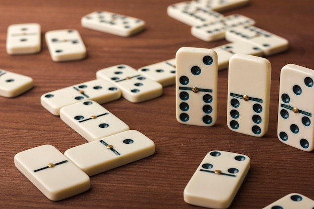 Dominó em uma mesa de madeira. O jogo é de mesa