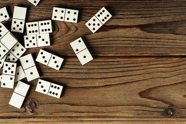 Domino-Fliesen auf hölzern Hintergrund in der Nähe