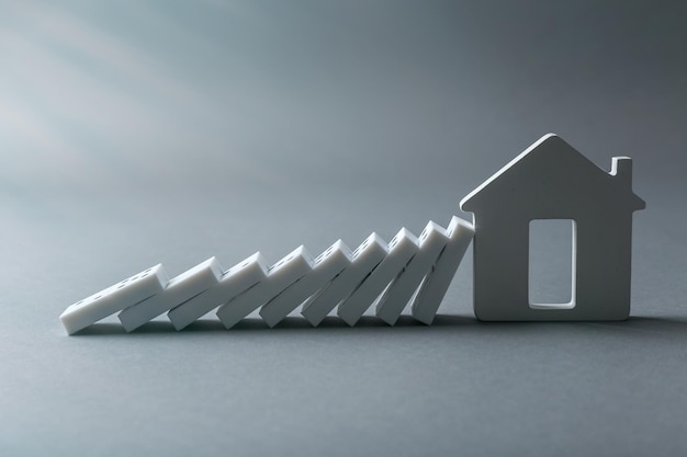 Dominó con forma de casa sobre fondo gris