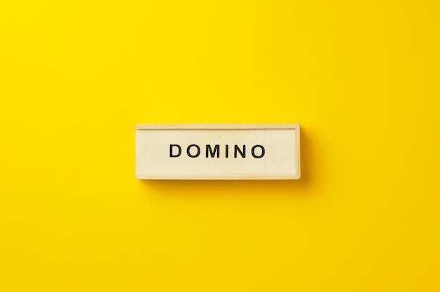 Domino-Kasten über Draufsicht des hellen gelben Hintergrundes