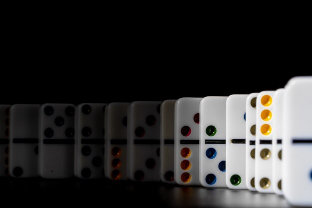 Domino-Spiel. Dominosteine auf einem schwarzen Tisch