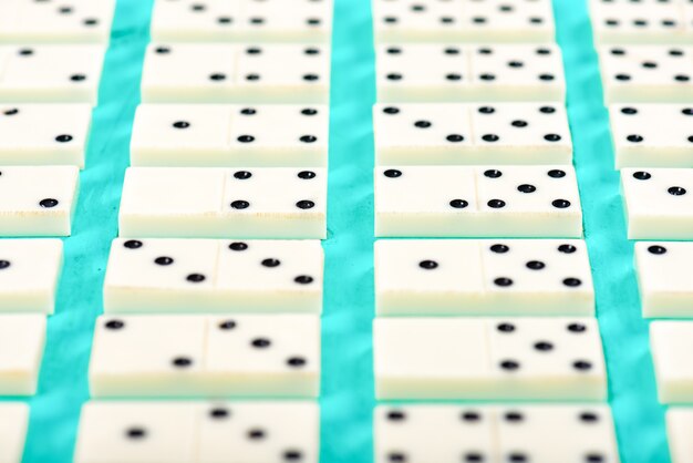 Domino spielen auf einem blauen Holztisch