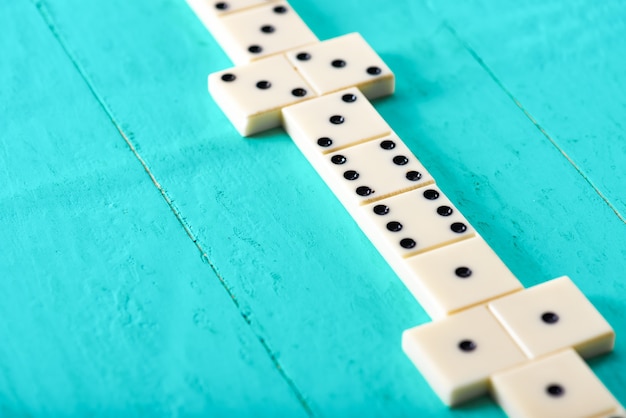 Foto domino spielen auf einem blauen holztisch