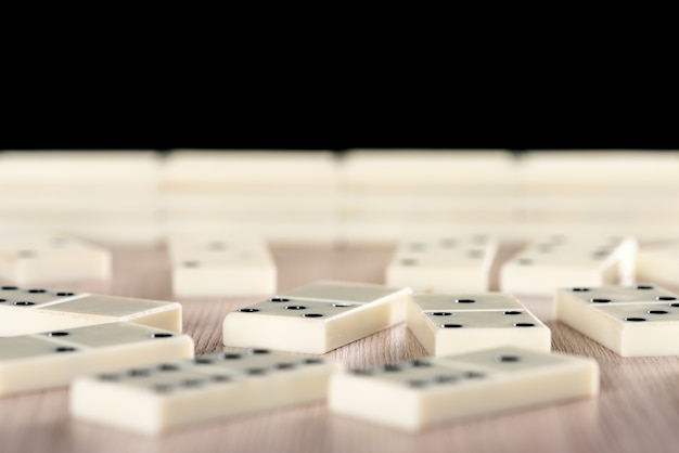 Foto domino spielen auf einem holztisch
