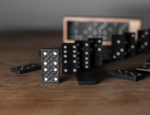 Domino-Spielfiguren auf Holztisch mit Holzkiste