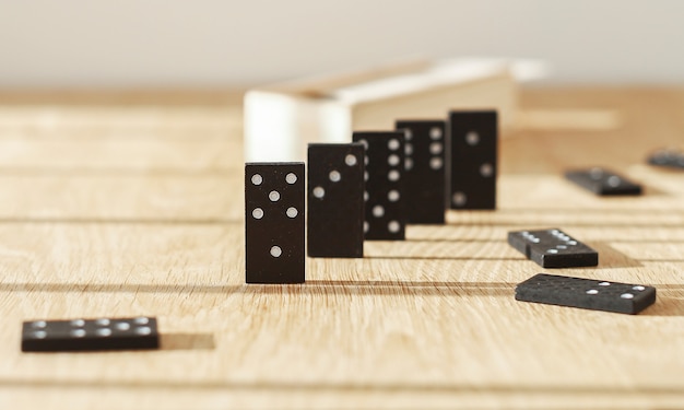 Foto domino-spielsteine auf holztisch bei tageslicht