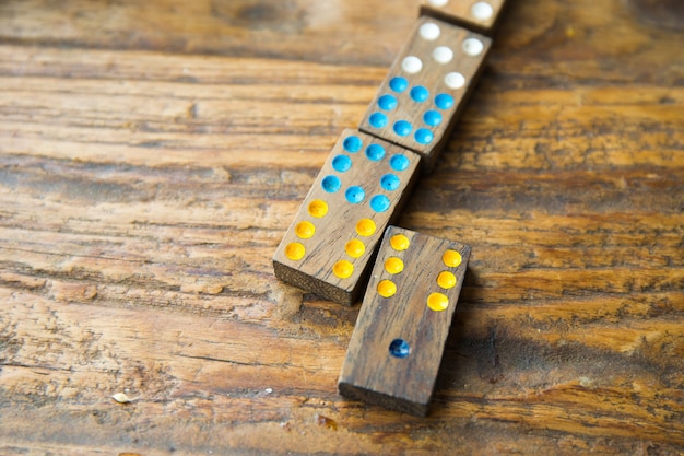 Domino-Spielstücke, die auf einem Holztisch liegen