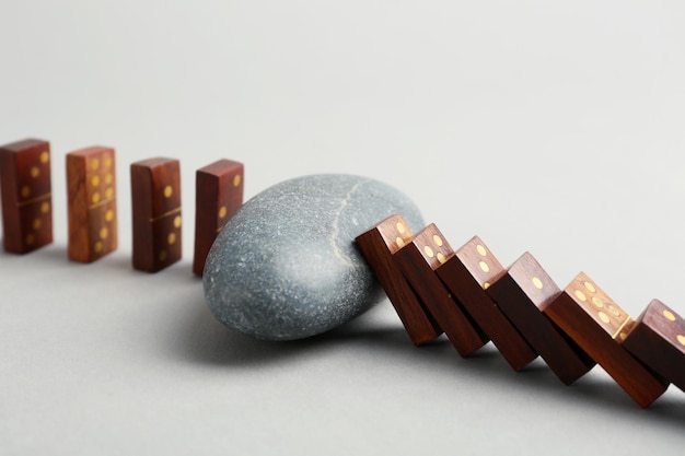 Dominoes e pedra cinzenta em fundo cinzento