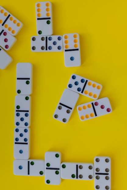 Dominospiel auf gelbem Hintergrund