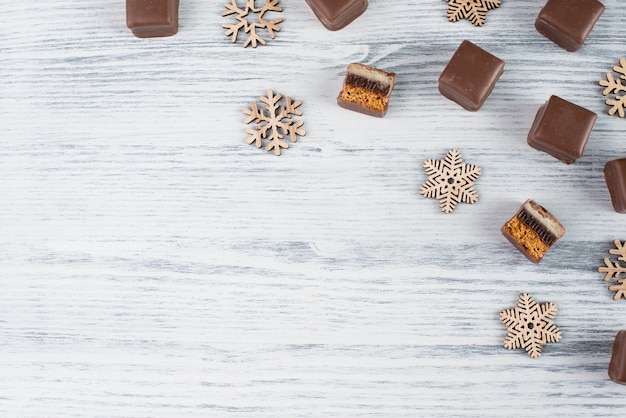 Dominosteine, ein traditionelles deutsches Weihnachtsgebäck mit Lebkuchen, Marzipan und Gelee bedeckt