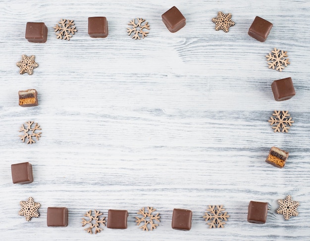 Dominosteine, ein traditionelles deutsches Weihnachtsgebäck mit Lebkuchen, Marzipan und Gelee bedeckt