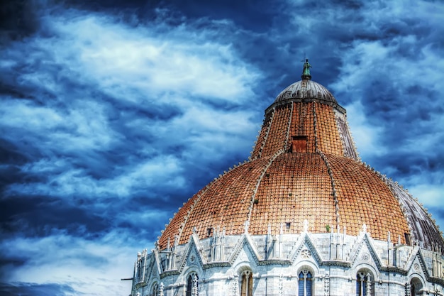 Domkuppel in Pisa unter einem bewölkten Himmel Italien