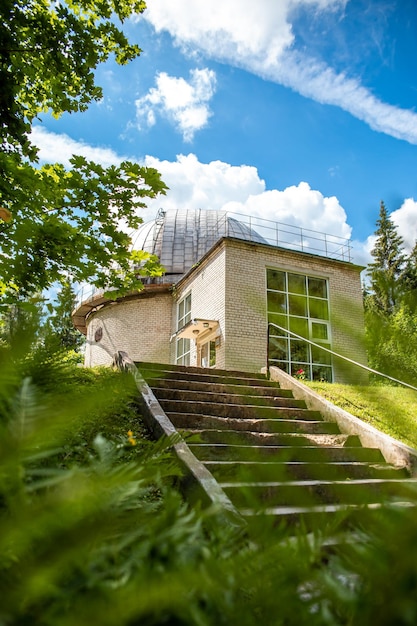 domo astronómico del observatorio en el bosque