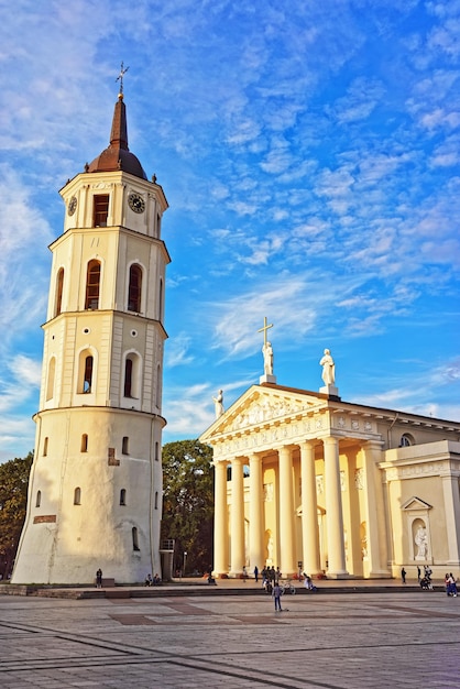 Domplatz und Glockenturm, Altstadt, Vilnius, Litauen. Menschen im Hintergrund