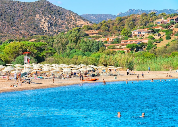 Domus de Maria, Itália - 14 de setembro de 2017: Pessoas na praia de Chia no mar Mediterrâneo, Sardenha, Itália