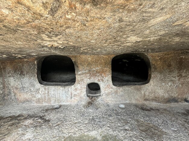 Foto domus de janas de montessu, necrópolis prenurágica y nurágica de villaperuccio, en el sur de cerdeña