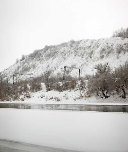 Don-Fluss ist mit Eis bedeckt. Winterlandschaft in Russland.