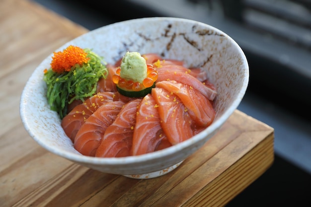 Don de sushi de salmón sobre fondo de madera, comida japonesa