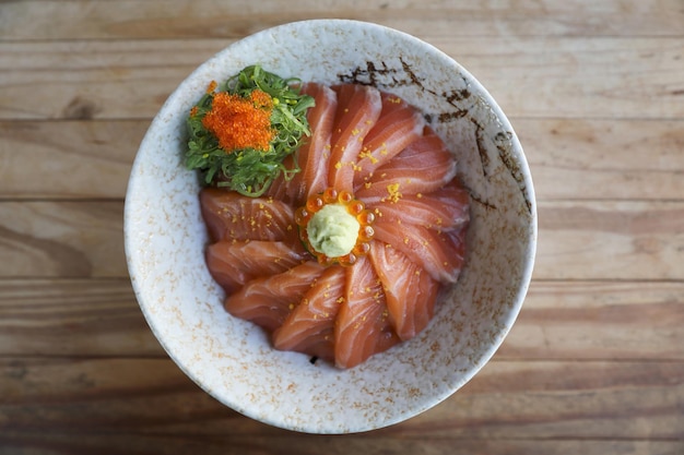 Don de sushi de salmón sobre fondo de madera, comida japonesa