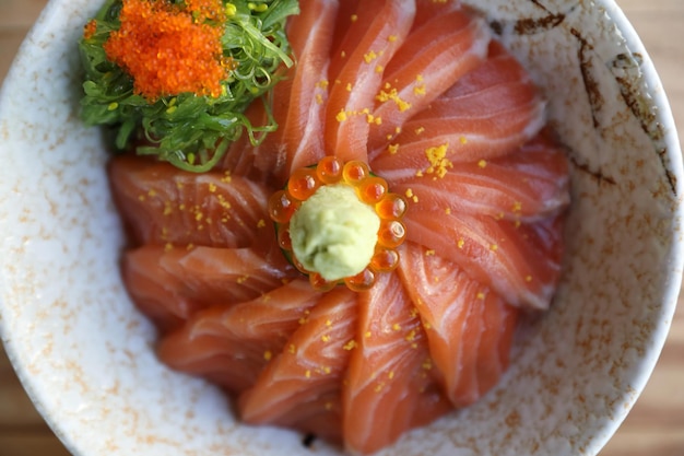 Don de sushi de salmón sobre fondo de madera, comida japonesa