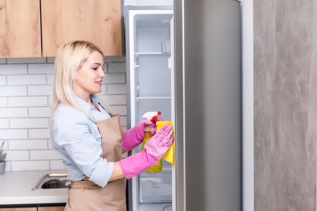 Dona de casa bonita limpando a cozinha