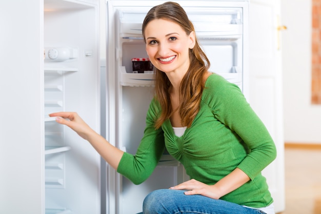 Dona de casa com geladeira