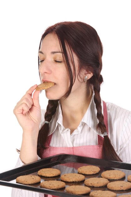 Dona de casa comendo uma fatia de bolo de chocolate