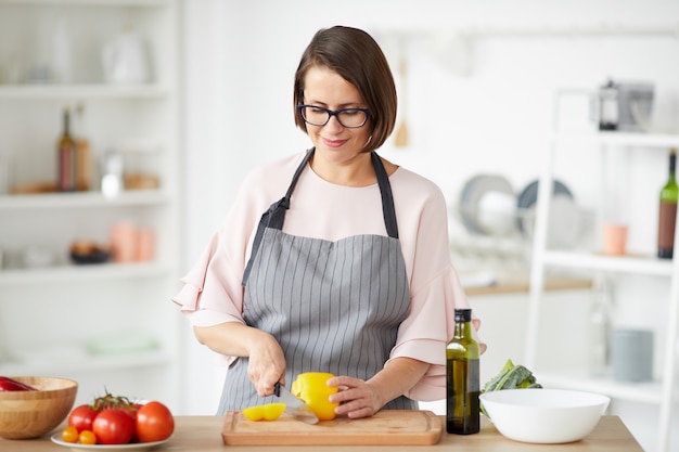 Dona de casa cozinhar na cozinha