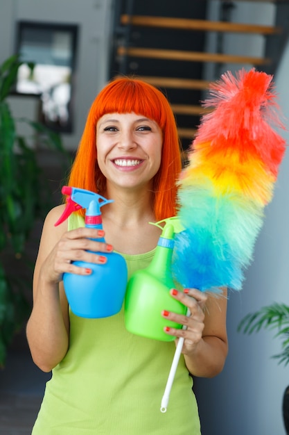 Dona de casa de cabelo vermelho, limpando sua casa