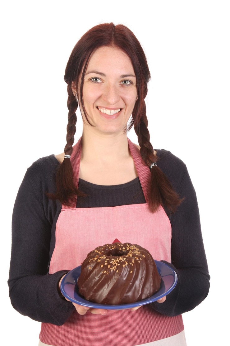Foto dona de casa exibindo bolo bundt