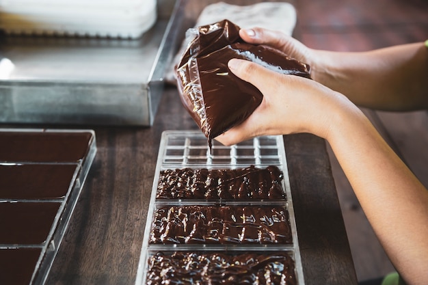 Foto dona de casa fazendo chocolates artesanais em casa